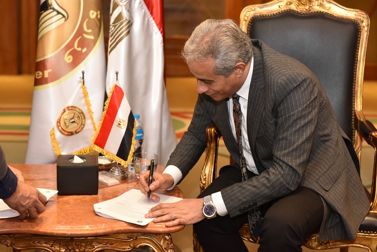 وزير القوى العامله 
